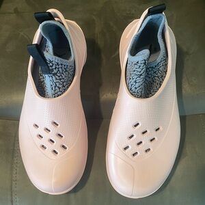 Jordan
System.23 "Pink" clogs